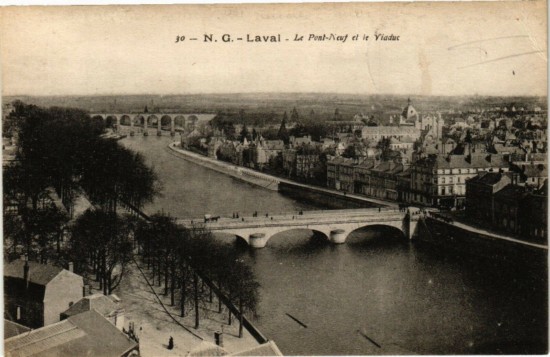 Carte postale ancienne Laval-Le Pont Neuf et le Viaduc à Laval