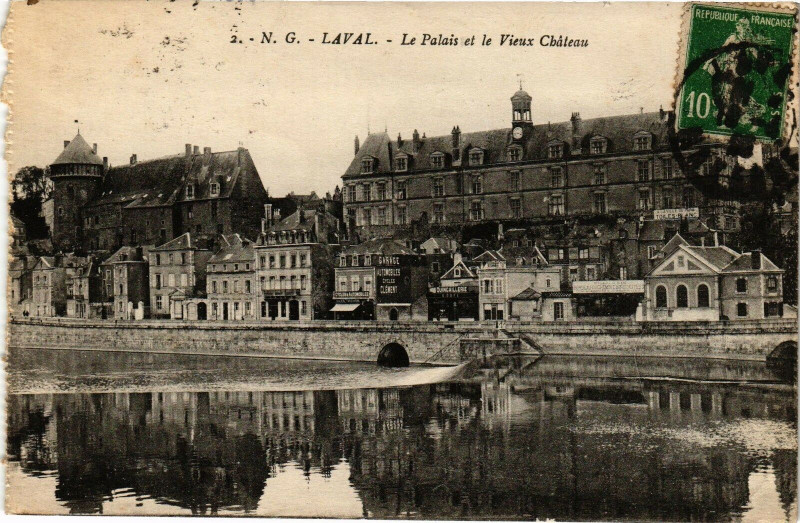 Carte postale ancienne Laval-Le Palais et le Vieux Cháteau à Laval