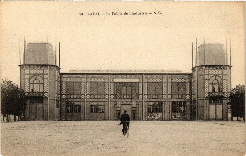 Carte postale ancienne Laval-Le Palais de l'industrie à Laval