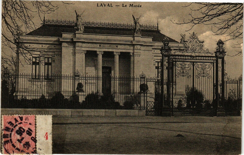 Carte postale ancienne Laval-Le Musée à Laval