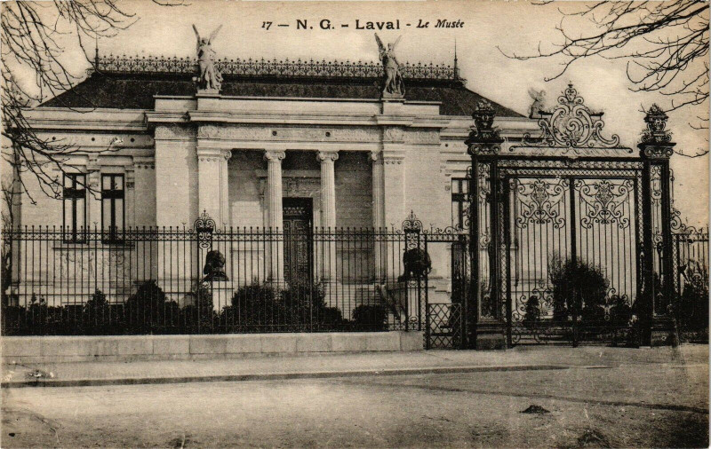 Carte postale ancienne Laval-Le Musée à Laval