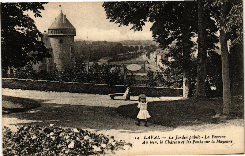 Carte postale ancienne Laval-Le Jardin public-La Perrine à Laval