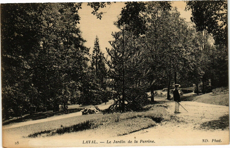 Carte postale ancienne Laval-Le Jardin de la Perrine à Laval