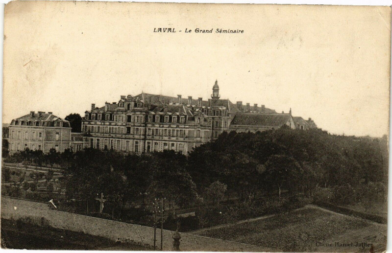 Carte postale ancienne Laval-Le Grand Séminaire à Laval