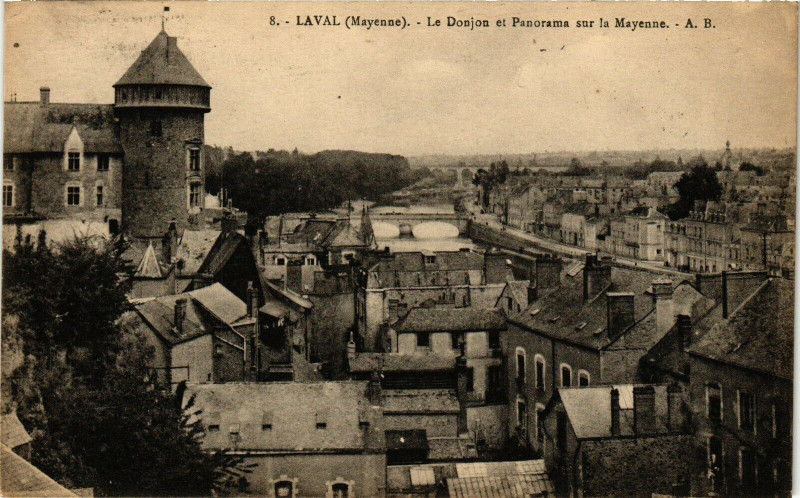 Carte postale ancienne Laval-Le Donjon et Panorama sur la Mayenne à Mayenne