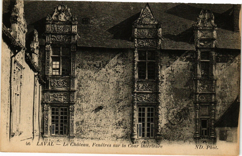 Carte postale ancienne Laval-Le Cháteau-Fenétres sur la Cour intérieure à Laval