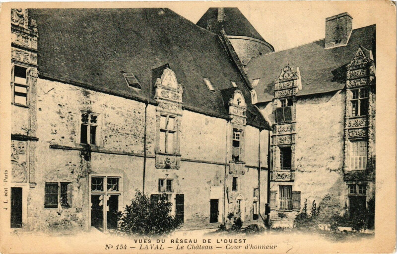 Carte postale ancienne Laval-Le Cháteau-Cour d'honneur à Laval