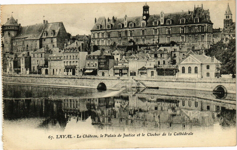 Carte postale ancienne Laval-Le Cháteau le Palais de Justice et le Clocher de la Cathédrale à Laval