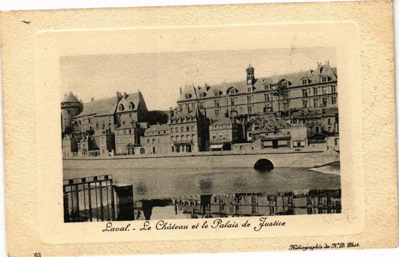 Carte postale ancienne Laval-Le Cháteau et le Palais de Justice à Laval