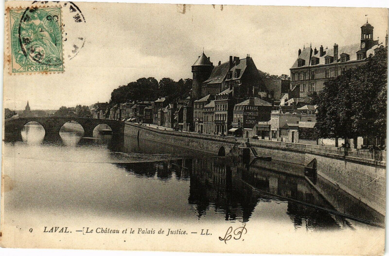 Carte postale ancienne Laval-Le Cháteau et le Palais de Justice à Laval