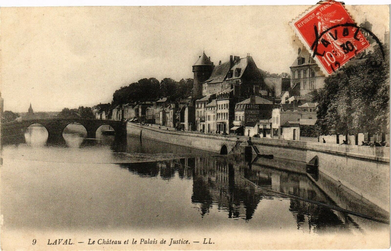 Carte postale ancienne Laval-Le Cháteau et le Palais de Justice à Laval