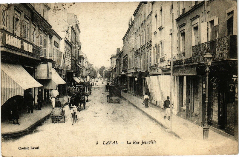 Carte postale ancienne Laval-La Rue Joinville à Laval