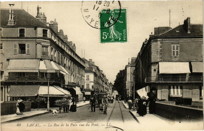 Carte postale ancienne Laval-La Rue de la Paix vue du Pont à Laval