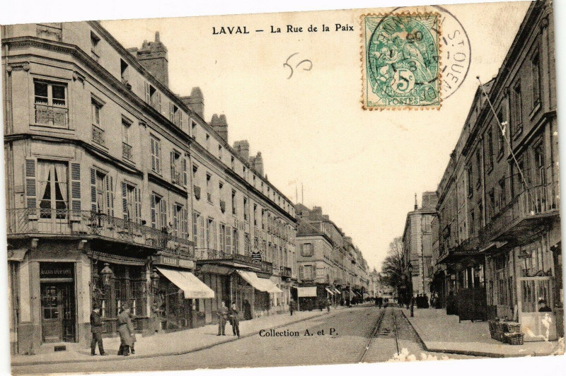 Carte postale ancienne Laval-La Rue de la Paix à Laval
