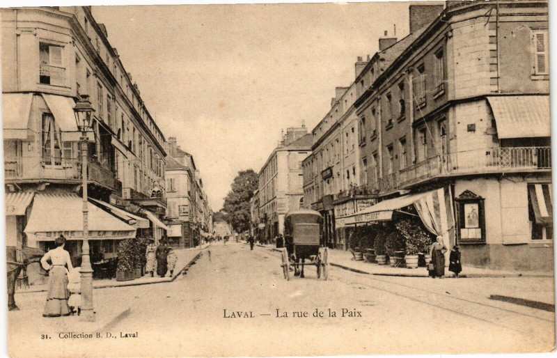 Carte postale ancienne Laval-La Rue de la Paix à Laval