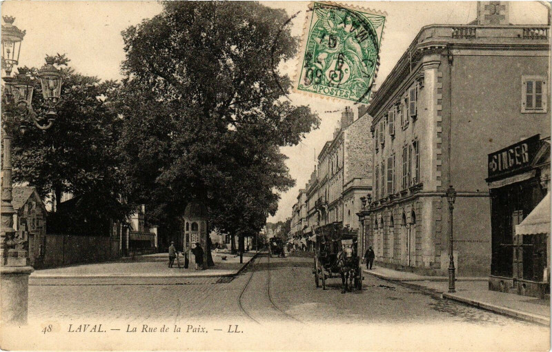 Carte postale ancienne Laval-La Rue de la Paix à Laval