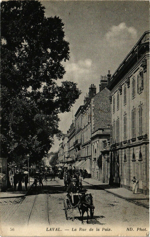 Carte postale ancienne Laval-La Rue de la Paix à Laval
