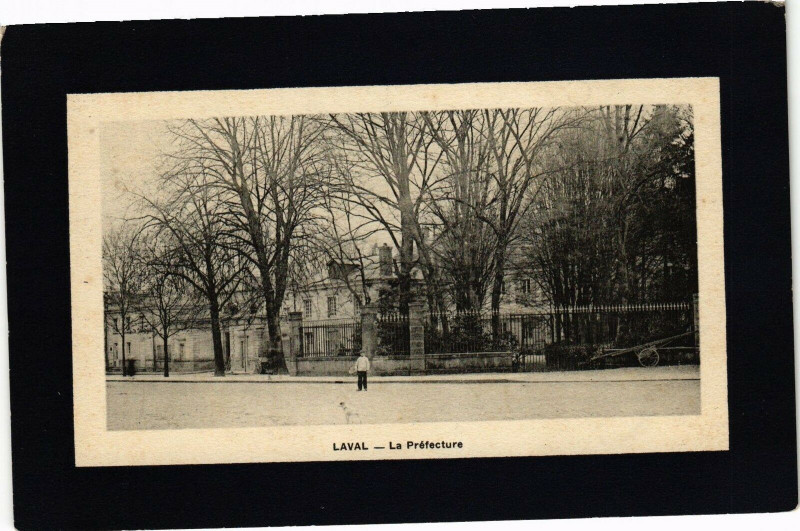 Carte postale ancienne Laval-La Préfecture à Laval