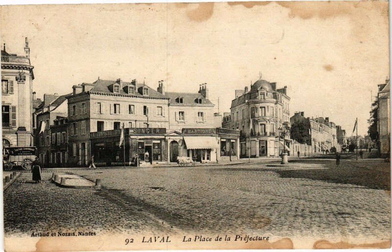 Carte postale ancienne Laval-La Place de la Préfecture à Placé