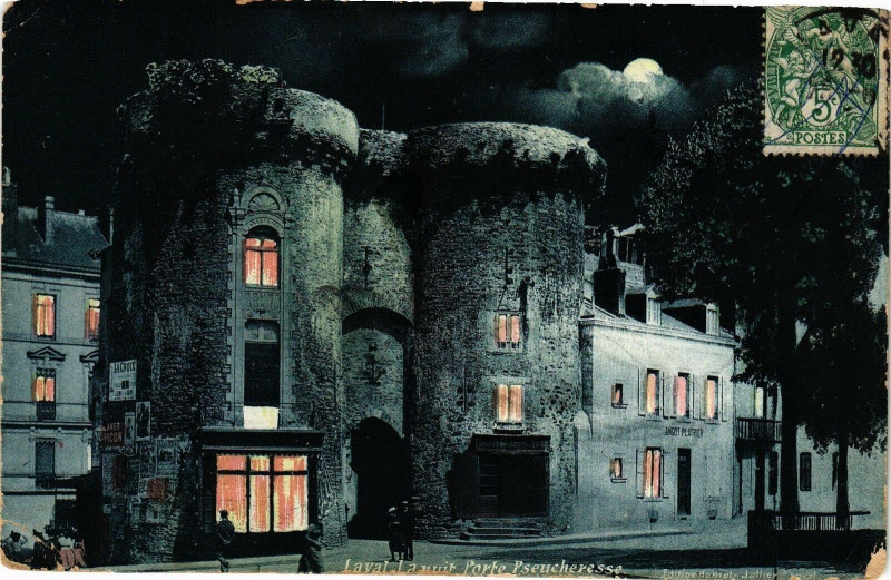 Carte postale ancienne Laval-La nuit-Porte Pseucheresse à Laval