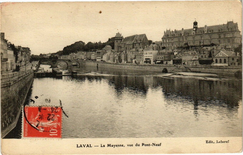 Carte postale ancienne Laval-La Mayenne vue du Pont Neuf à Mayenne