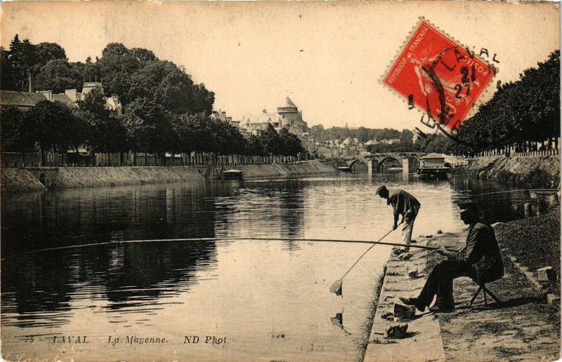 Carte postale ancienne Laval-La Mayenne à Mayenne