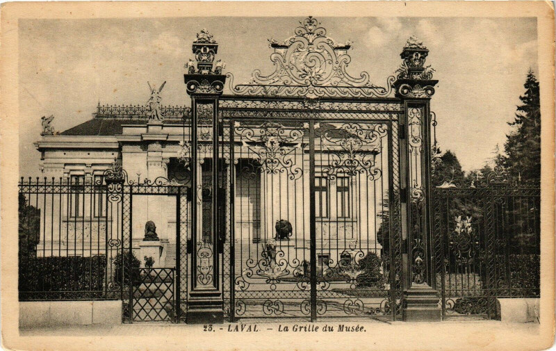 Carte postale ancienne Laval-La Grille du Musée à Laval