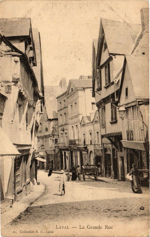 Carte postale ancienne Laval-La Grande Rue à Laval