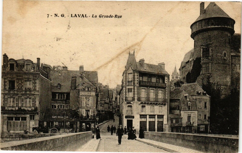Carte postale ancienne Laval-La Grande Rue à Laval