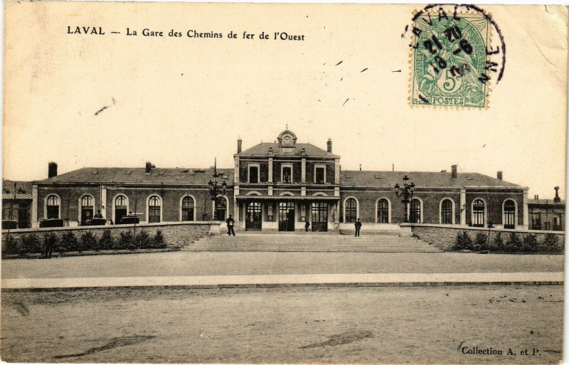 Carte postale ancienne Laval-La Gare des Chemins de fer de l'Ouest à Laval