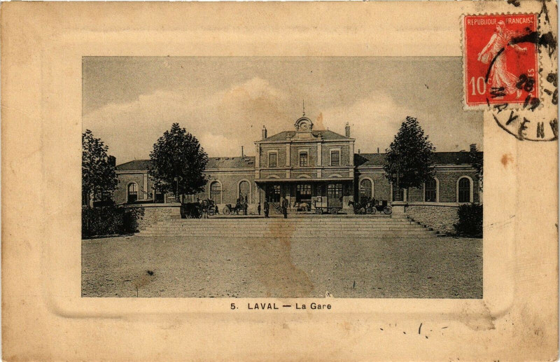 Carte postale ancienne Laval-La Gare à Laval