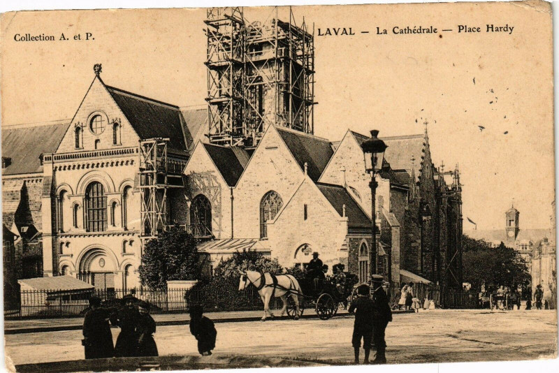 Carte postale ancienne Laval-La Cathédrale-Place Hardy à Laval