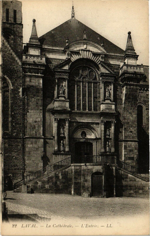 Carte postale ancienne Laval-La Cathédrale-L'Entrée à Laval