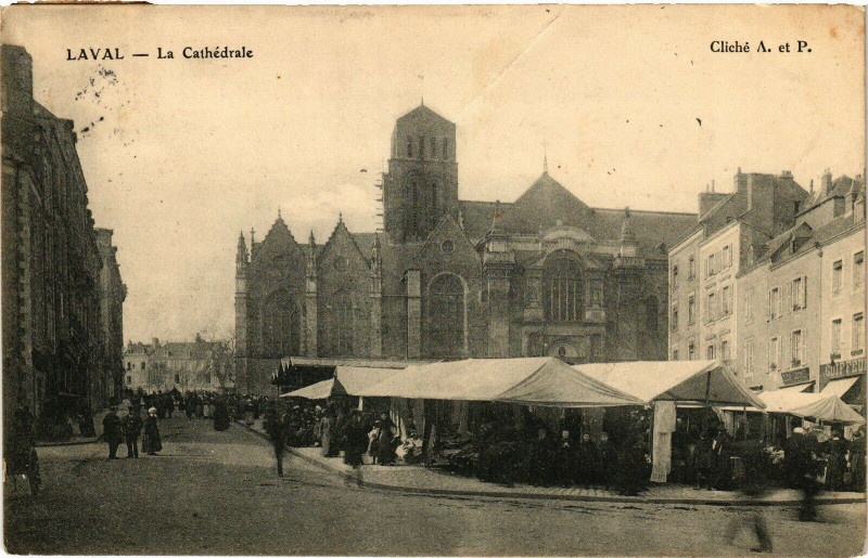 Carte postale ancienne Laval-La Cathédrale à Laval