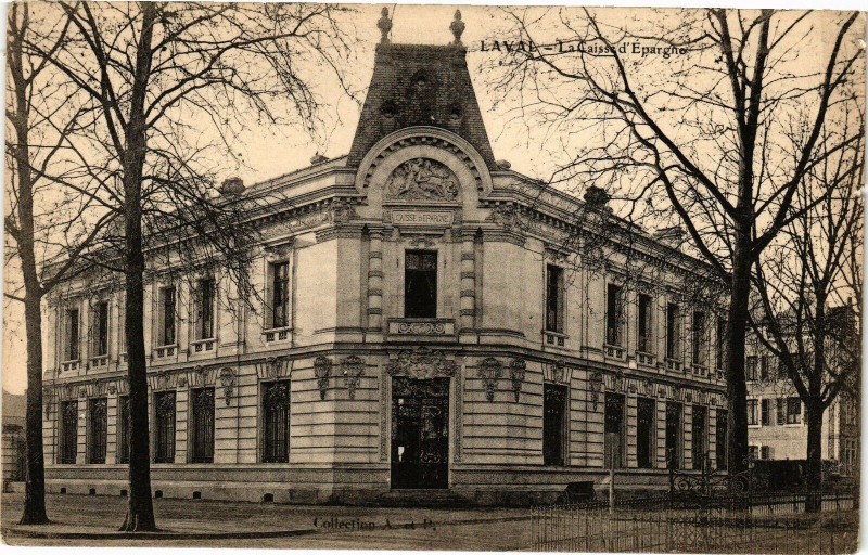 Carte postale ancienne Laval-La Caisse d'Epargne à Laval