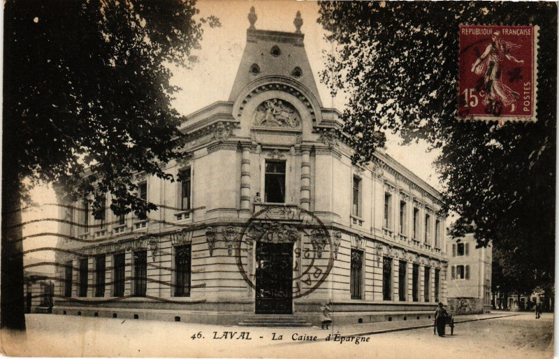 Carte postale ancienne Laval-La Caisse d'Epargne à Laval