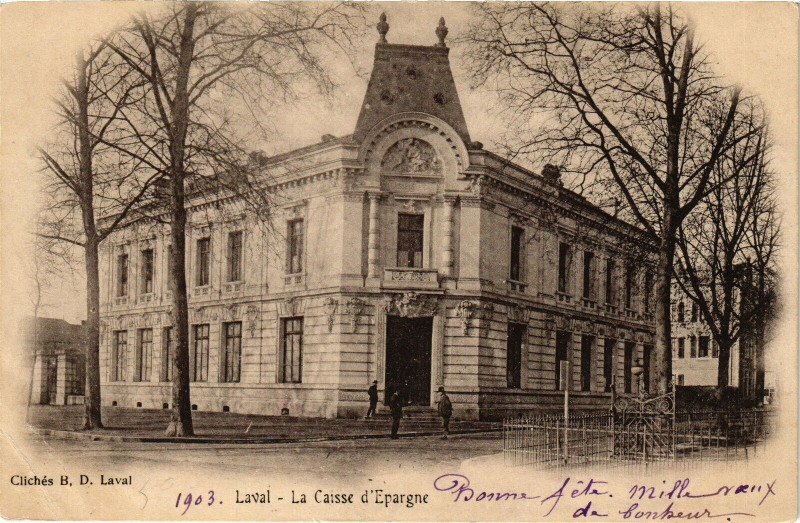 Carte postale ancienne Laval-La Caisse d'Epargne à Laval
