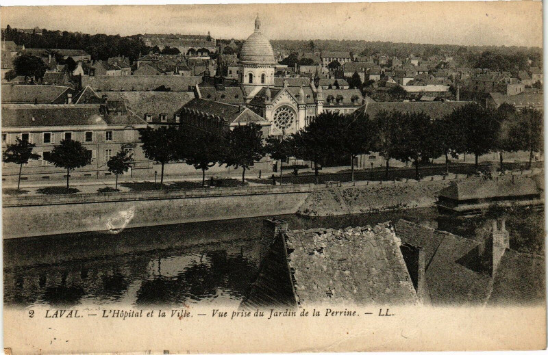 Carte postale ancienne Laval-L'Hópital et la Ville-Vue prise du Jardin de la Perrine à Laval