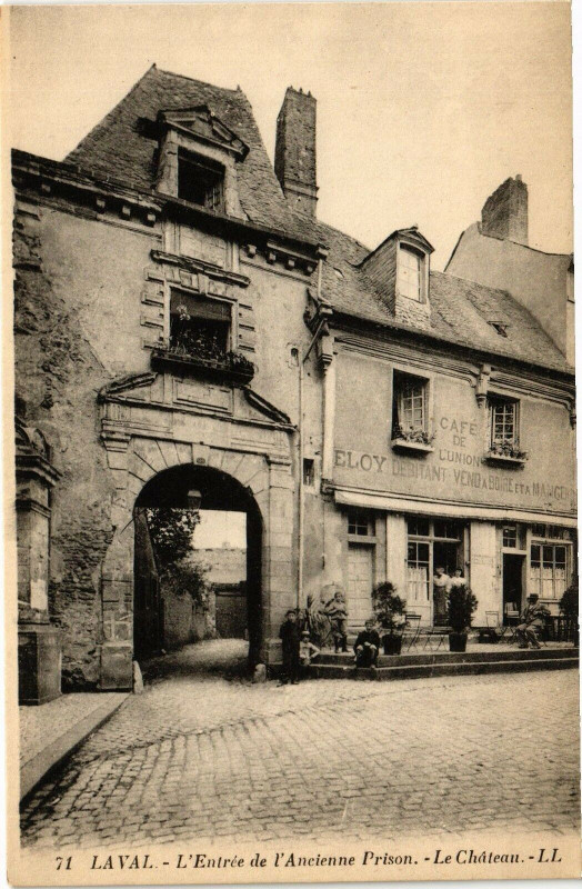 Carte postale ancienne Laval-L'Entrée de l'Ancienne Prison-Le Cháteau à Laval