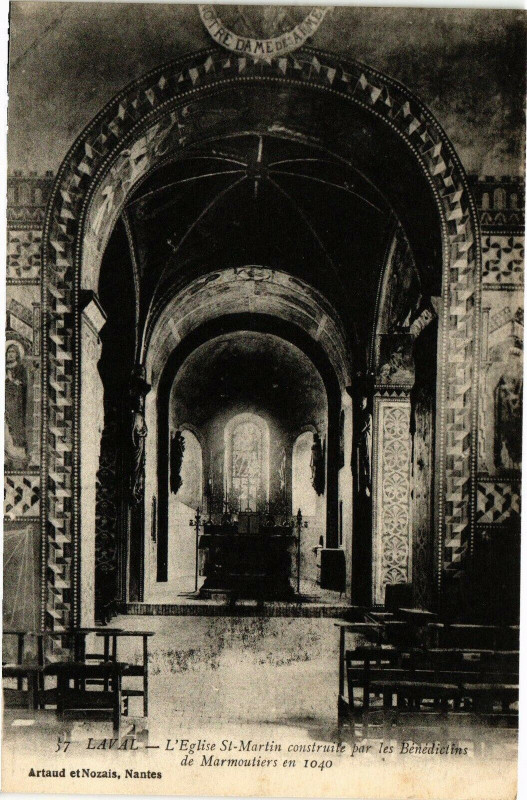 Carte postale ancienne Laval-L'EgliseSaint-Martin construite par les Bénédictins à Laval