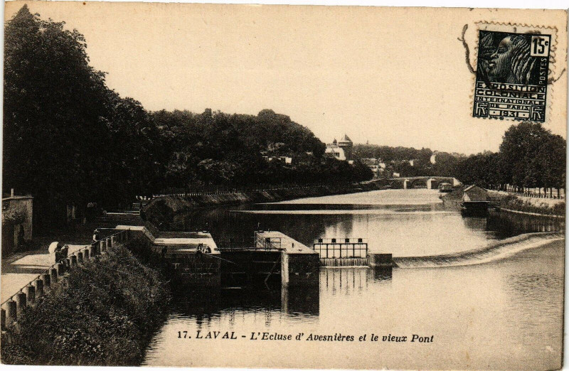 Carte postale ancienne Laval-L'Ecluse d'Avesniéres et le vieux Pont à Laval