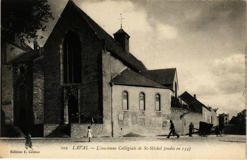Carte postale ancienne Laval-L'ancienne Collégiale deSaint-Michel à Laval