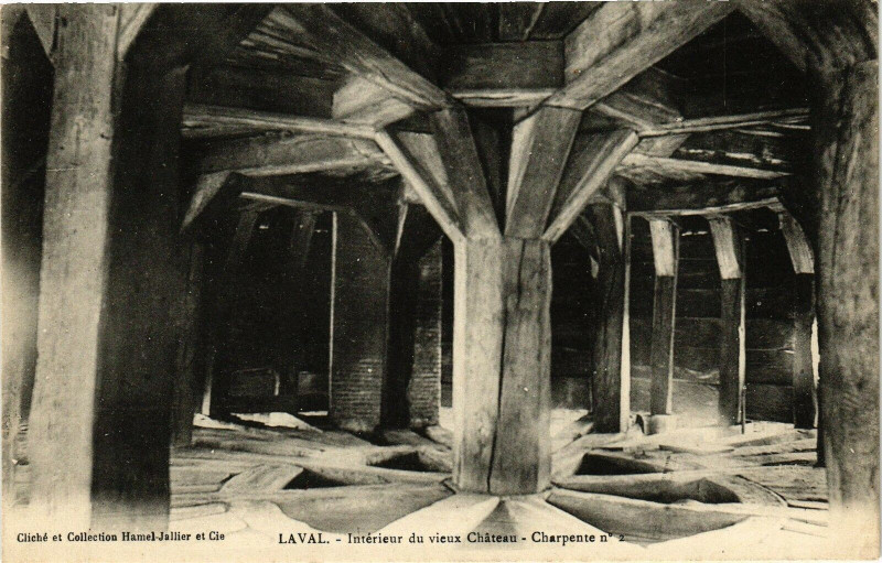 Carte postale ancienne Laval-Intérieur du vieux Cháteau à Laval