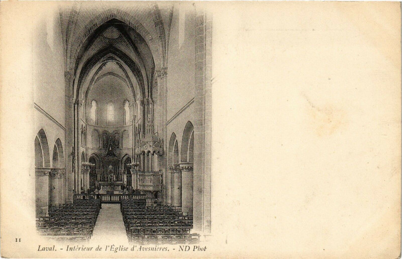Carte postale ancienne Laval-Intérieur de l'Eglise d'Avesniéres à Laval