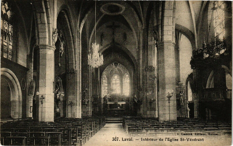 Carte postale ancienne Laval-Intérieur de l'EgliseSaint-Vénérant à Laval