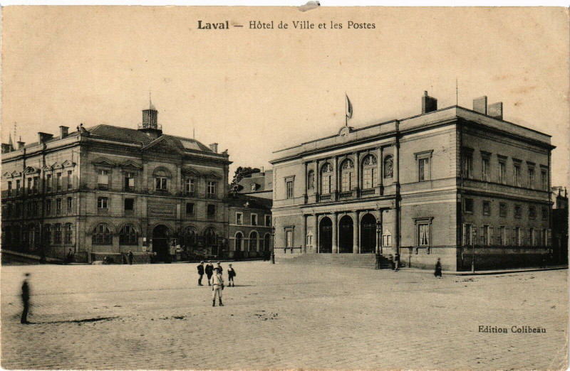 Carte postale ancienne Laval-Hótel de Ville et les Postes à Laval