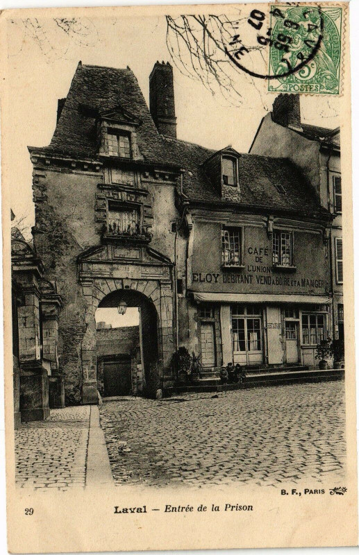 Carte postale ancienne Laval-Entrée de la Prison à Laval