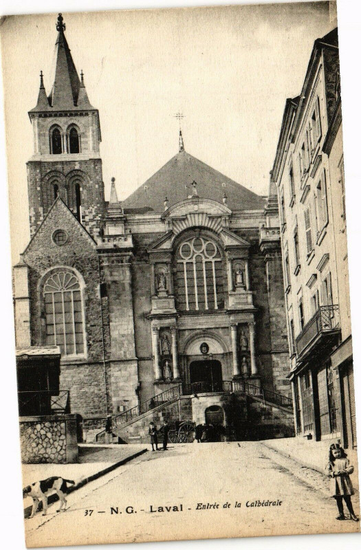 Carte postale ancienne Laval-Enrée de la Cathédrale à Laval