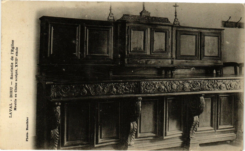 Carte postale ancienne Laval-Dieu-Sacristie de l'Eglise à Laval