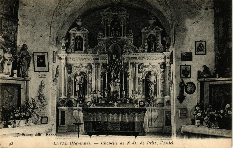 Carte postale ancienne Laval-Chapelle de Notre Dame de Pritz-l'Autel à Laval
